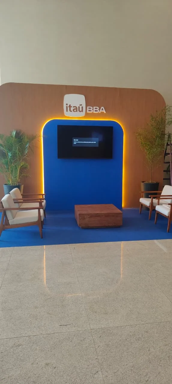 Produção com palco e iluminação profissional DC Produções